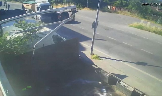 Küçükçekmece'de hafriyat kamyonuyla hafif ticari aracın kafa kafa çarpıştığı kaza kamerada
