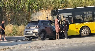 Küçükçekmece'de motosikletliye çarpmamak için manevra yapan otomobil İETT otobüsüne çarptı