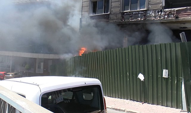 Küçükçekmece'de tahliye edilen binada yangın; D-100 yan yolda yoğunluk oluştu