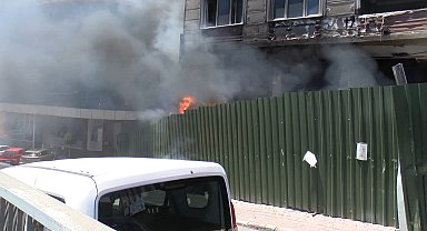 Küçükçekmece'de tahliye edilen binada yangın; D-100 yan yolda yoğunluk oluştu