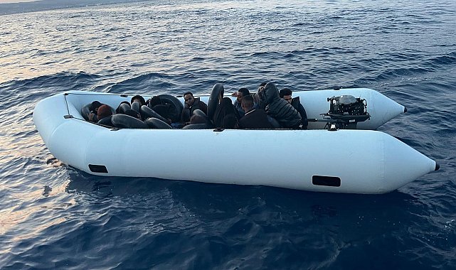 Kuşadası'nda sürüklenen lastik bottaki 18 kaçak göçmen kurtarıldı