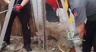 Kuyuya düşen kedi kurtarıldı