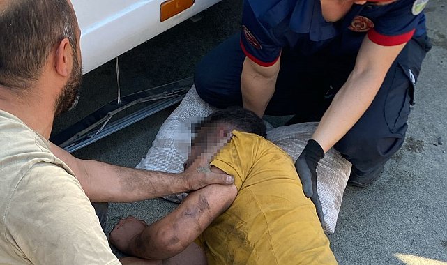 Lastik tamiri yaptığı TIR'ın körüğü patladı, ağır yaralandı