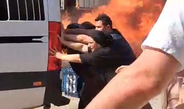 Mahalleli seferber oldu, minibüsü yanmaktan kurtardı