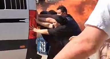 Mahalleli seferber oldu, minibüsü yanmaktan kurtardı