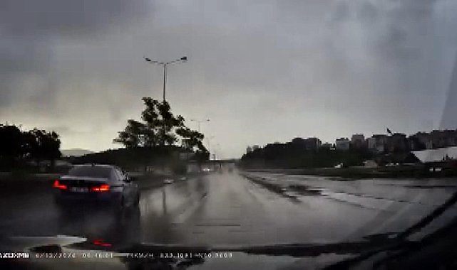 Maltepe D-100'de yağışın etkisiyle kayan otomobil bariyere çarptı; kaza kamerada