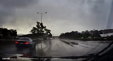 Maltepe D-100'de yağışın etkisiyle kayan otomobil bariyere çarptı; kaza kamerada