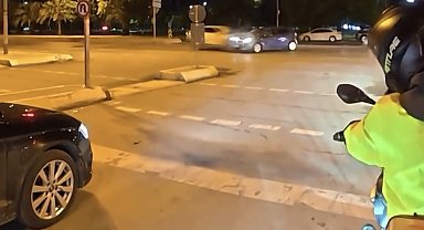 Maltepe'de çarpışma sonrası otomobil alev aldı; 3 kişinin yaralandığı kaza kamerada