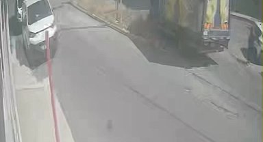 Maltepe'de freni arıza yapan kamyonet park halindeki otomobile çarparak durabildi