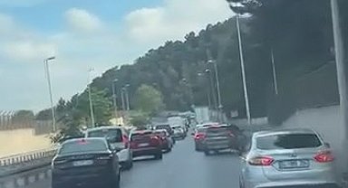 Maltepe'de trafikte kalan ambulansa fermuar yöntemiyle yol verdiler