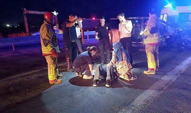 Manisa'da hafif ticari araç traktöre çarptı; 4 yaralı