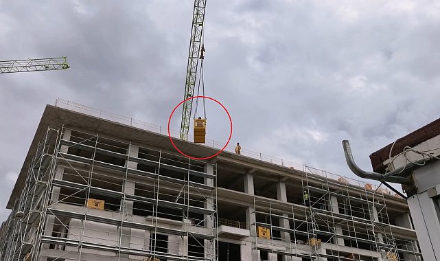Merdivenden düşüp yaralanan işçi, inşaatın 5'inci katından kule vinçle indirildi