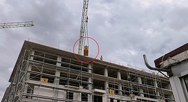 Merdivenden düşüp yaralanan işçi, inşaatın 5'inci katından kule vinçle indirildi