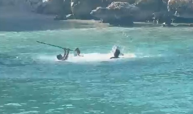 Mersin'de deniz ortasında sopalı kavga kamerada