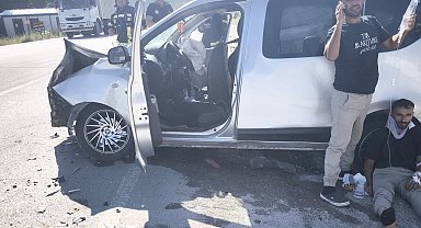 Mersin'de otomobil ile hafif ticari araç çarpıştı: 6 yaralı