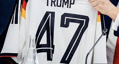 Merz'den Trump'a 80'inci yaş günü hediyesi: Alman milli takım forması takdim etti