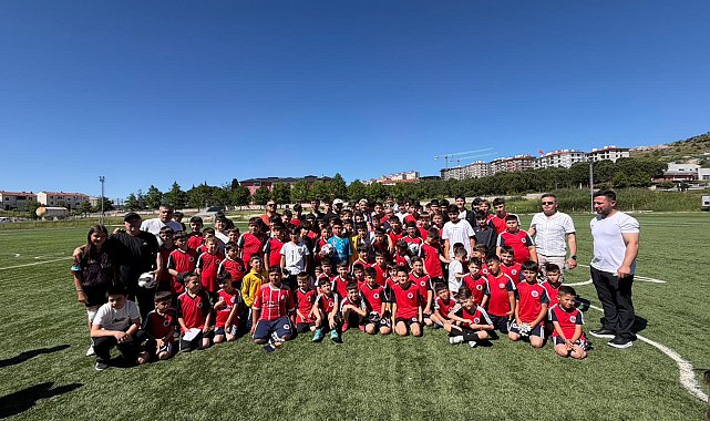 Milli futbolcu Cengiz Ünder, yetiştiği kulüpte gençlerle buluştu