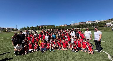 Milli futbolcu Cengiz Ünder, yetiştiği kulüpte gençlerle buluştu