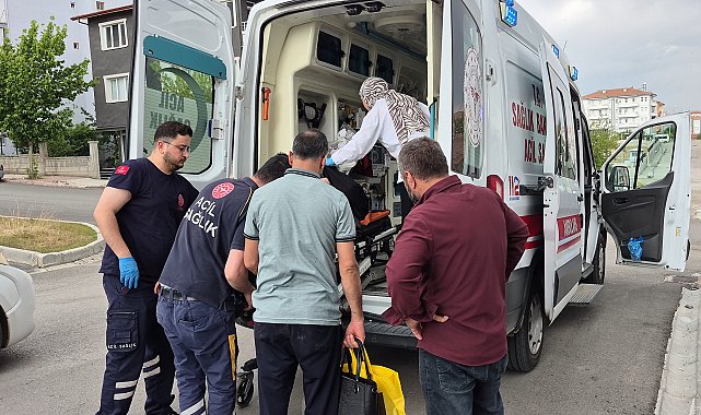 Minibüs ile hafif ticari araç çarpıştı; 2 yaralı