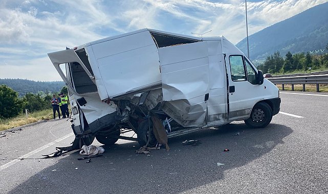 Minibüs ile hafif ticari araç çarpıştı: 5 yaralı