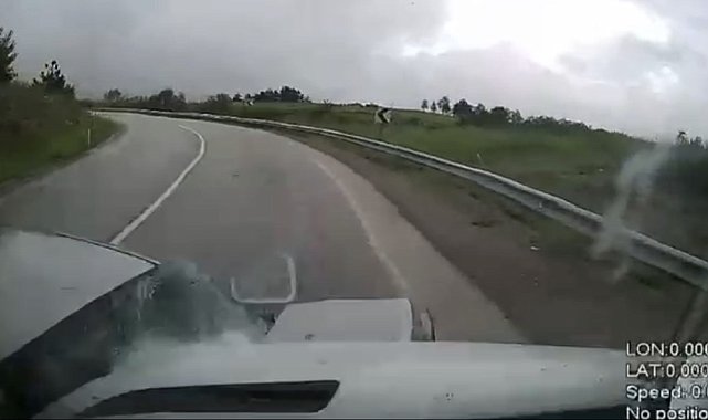 Minibüs ile otomobilin çarpıştığı kaza kamerada; 6 yaralı
