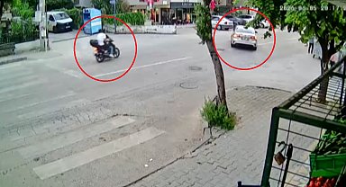 Motosiklet ile otomobilin çarpıştığı kaza kamerada; 2 yaralı