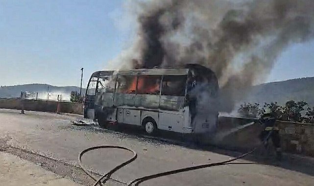 Muğla'da minibüs alev alev yandı