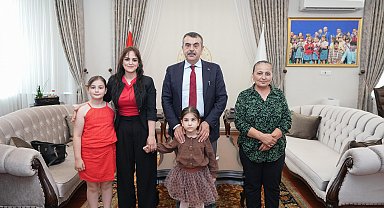Müzik tutkunu görme engelli Nil, Bakan Tekin'i ziyaret etti