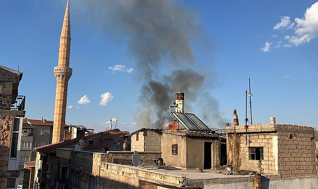 Nevşehir'de 3 katlı binanın çatısında yangın
