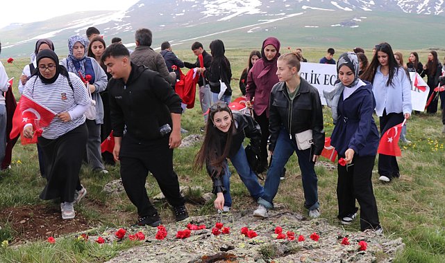Öğrenciler, ecdadı için Allahuekber Şehitliği'ne yürüdü