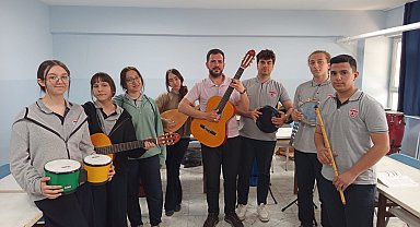 Öğrenciler koro kurdu, farklı kültürleri müzikle buluşturuyorlar