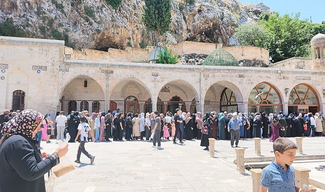 Öğrenciler, LGS öncesi Balıklıgöl'de dua etti