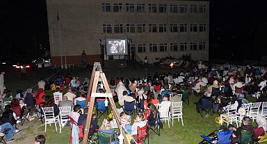 Okul bahçesinde nostaljik açık hava sineması