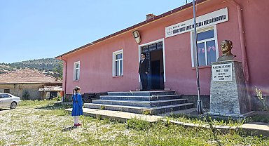 Okulun tek öğrencisi İlayda'nın karne sevinci
