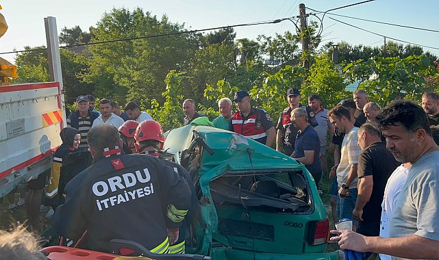 Ordu'da minibüs, park halindeki otomobile çarptı: 3 yaralı