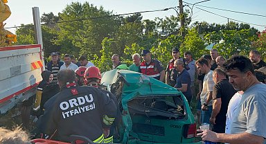 Ordu'da minibüs, park halindeki otomobile çarptı: 3 yaralı