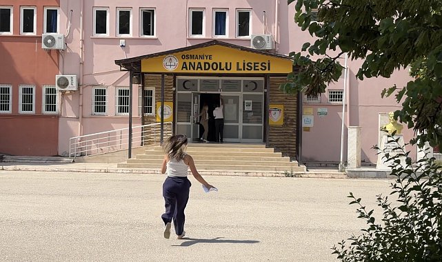 Osmaniye'de sınava saniyelerle geç kalan aday içeri alınmadı