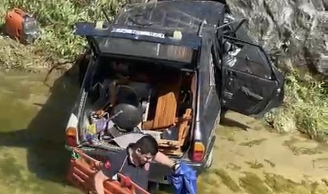 Otomobil dere yatağına devrildi: 3 hafif yaralı