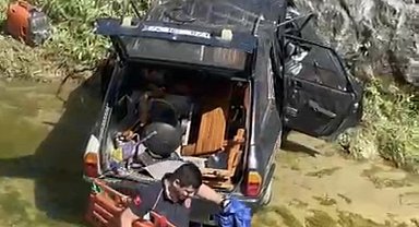 Otomobil dere yatağına devrildi: 3 hafif yaralı