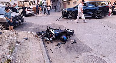 Otomobil ile çarpışan motosikletin sürücüsü yaralandı
