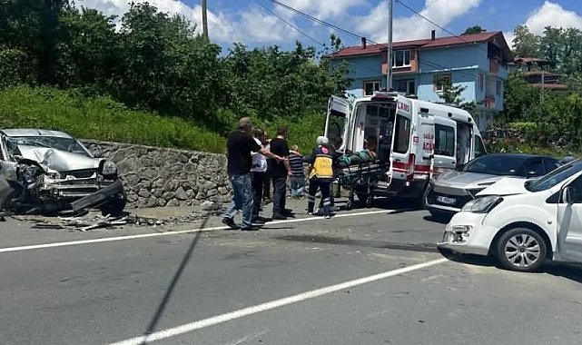 Otomobil karşı şeride geçti; 7 yaralı