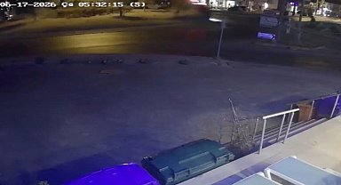 Otomobil, kavşakta takla attı; 2'si ağır 3 yaralı