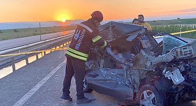 Otomobil, kiraz yüklü kamyonete çarptı: 3 ölü, 3 yaralı