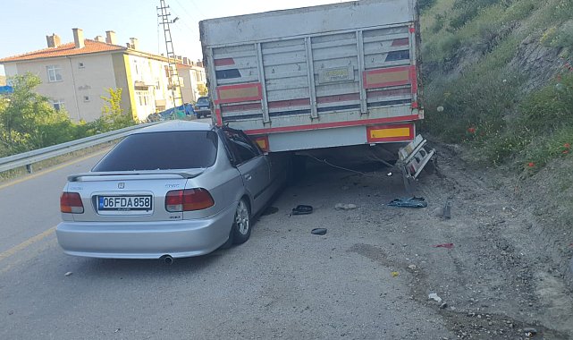 Otomobil, park halindeki TIR'a çarptı: 4 yaralı