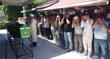 Otomobil su kanalına devrildi; anne ile kızı öldü