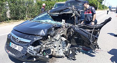 Otomobil, TIR'a çarptı; 1'i ağır 2 yaralı
