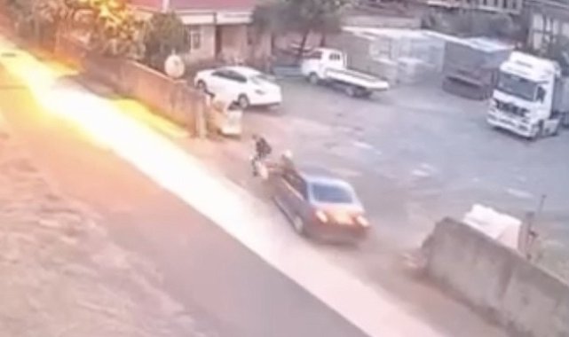 Otomobilin 2 yaya ve 1 köpeğe çarptığı kaza kamerada