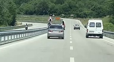 Otomobilin camlarından sarkanlara para cezası