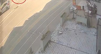 Otomobilin çarptığı kadın ağır yaralandı; kaza kamerada