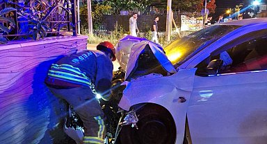 Otomobilin duvara çarptığı kaza kask kamerasında; 2 yaralı